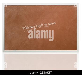 Willkommen zurück in der Schule geschrieben auf Tafel isoliert auf weißem Hintergrund. Willkommen zurück in der Schule, geschrieben auf der Tafel Stockfoto