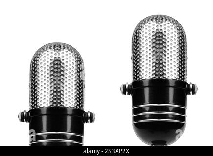 Vintage-Mikrofon Isoliert Über Weißem Hintergrund. Vintage-Mikrofon Isoliert Stockfoto