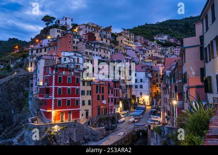 Genießen Sie die Abenddämmerung im malerischen Fischerdorf Riomaggiore im Nationalpark Cinque Terre in der Region Ligurien im Nordwesten Italiens Stockfoto
