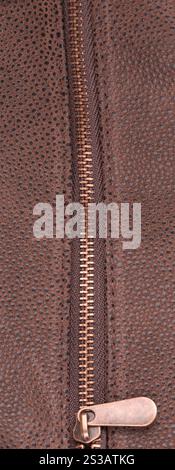 Braune Lederstruktur und Reißverschluss Hintergrund. Braune Lederstruktur Stockfoto