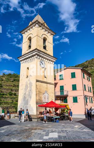 Glockenturm der Chiesa di San Lorenzo auf der Piazza Papa Innocenzo IV in Manarola im Nationalpark Cinque Terre in der Region Ligurien im Nordwesten Italiens Stockfoto