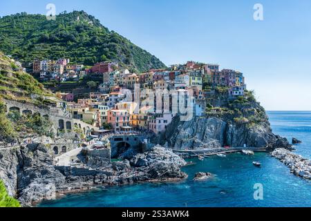 Abgeschiedener Hafen im malerischen Dorf Manarola im Nationalpark Cinque Terre in der Region Ligurien im Nordwesten Italiens Stockfoto