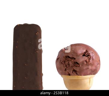 Klassisches Schokoladeneis isoliert auf weißem Hintergrund. Klassisches Schokoladeneis Stockfoto