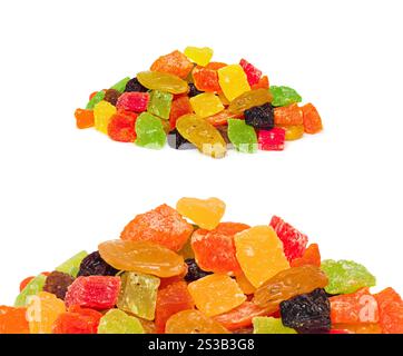 Gemischte getrocknete Früchte, isoliert auf weißem Hintergrund. Gemischte getrocknete Früchte Stockfoto