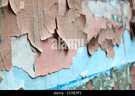 Alte Farbe blättert aus der Nähe von der Wand ab. Alte Farbe blätterte von der Wand ab Stockfoto