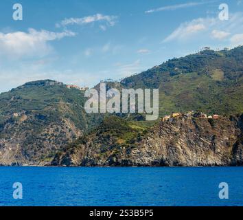 Wunderschöner Blick auf Corniglia im Sommer vom Ausflugsschiff. Eines von fünf berühmten Dörfern des Cinque Terre Nationalparks in Ligurien, Italien, zwischen Stockfoto