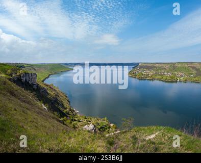 Atemberaubende Aussicht auf den Dnister River Canyon, die Bakota Bay, die Region Czernivtsi, die Ukraine. Stockfoto