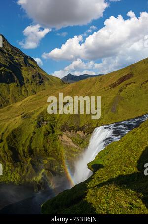 Malerisch voller Wasser großer Wasserfall Skogafoss Herbstansicht, Südwesten Islands. Stockfoto