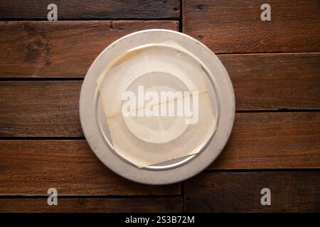 Alte Kinofilmmarke auf einem rustikalen Vintage-Holzbrett. Leeres Label mit Kopierbereich. Alte Kinofilmmarke auf einem rustikalen Holzbrett Stockfoto