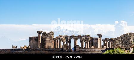 Panoramablick auf die Ruinen der Kathedrale von Zvartnots mit dem Berg Ararat im Hintergrund in Armenien an sonnigen Sommertagen. Die Ruinen von Zvartnots sind in der UNESCO gelistet Stockfoto