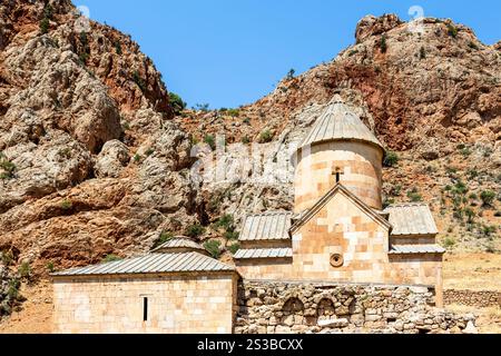 Bau der St. Johannes-Täuferkirche im Noravank-Kloster in den Provinzen Vayots Dzor, Armenien an sonnigen Sommertagen Stockfoto