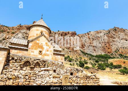 Blick von unten auf die Kirche Surb Karapet (St. Johannes der Täufer) im Noravank-Kloster in den Provinzen Vayots Dzor, Armenien an sonnigen Sommertagen Stockfoto