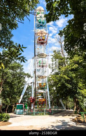 Kleines Riesenrad im Vergnügungs- und Unterhaltungszentrum Central Gorki Park (Maxim Gorky Park) in Gyumri Stadt an sonnigen Sommertagen Stockfoto