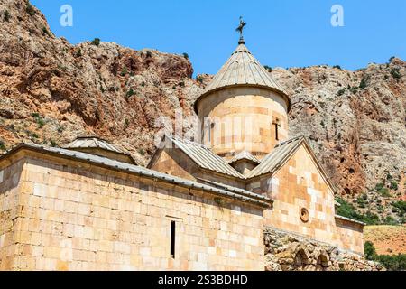 Das Gebäude der St. Johannes-Täufer-Kirche im Noravank-Kloster in den Provinzen Vayots Dzor, Armenien an sonnigen Sommertagen Stockfoto