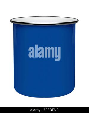 Blauer Metallbecher isoliert auf weiß. Roter Metallbecher isoliert auf weiß Stockfoto