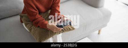 Adipöse asiatische Frau Diät Gewichtsverlust in Sportbekleidung mit Smartphone nach dem Training für Gewichtskontrolle zu Hause Wellness Gesundheit Stockfoto