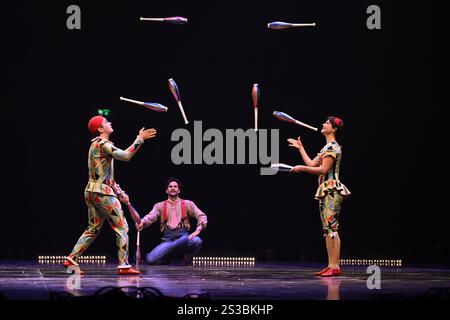 UK. Januar 2025. LONDON, ENGLAND – 08. JANUAR 2025: Cirque du Soleil's 'Corteo' Dress Probe in der Royal Albert Hall in London, England. CAP/MAR © MAR/Capital Pictures Credit: Capital Pictures/Alamy Live News Stockfoto