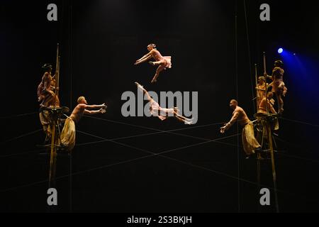 UK. Januar 2025. LONDON, ENGLAND – 08. JANUAR 2025: Cirque du Soleil's 'Corteo' Dress Probe in der Royal Albert Hall in London, England. CAP/MAR © MAR/Capital Pictures Credit: Capital Pictures/Alamy Live News Stockfoto