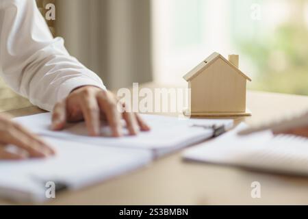 Genehmigter Stempel mit Geschäftsleuten, die einen Vertrag mit Immobilienberater-Hausversicherung unterzeichnen Immobilienversicherung Stockfoto