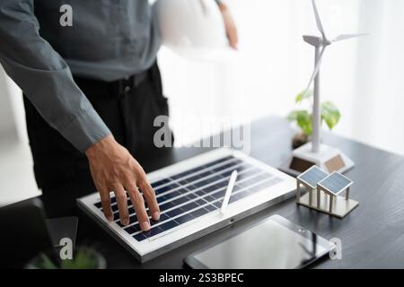 Ingenieurplanung für Solarpaneele grüne Energie Geschäftsmann Arbeiten Innovation grün umweltfreundlich im modernen Bürogeschäft Planung der Bioökonomie für Stockfoto