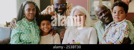 Website-Banner mit multirassischen Familien, die auf der Couch sitzen und für Porträts posieren Stockfoto
