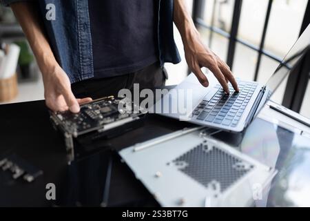 IT-Ingenieur Installation Hardware Ausrüstung Entwicklung Facility Engineer Wartung Computer Motherboard elektronische Reparaturwerkstatt Technologiegeschäft. Stockfoto