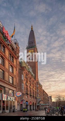 Kopenhagen Scandic Palace Hotel in Rådhuspladsen im ersten Morgenlicht, 12. Dezember 2024 Stockfoto