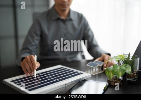 Solarpaneele grüne Energie Geschäftsmann arbeitet grün umweltfreundlich Büro Geschäft kreative Idee Planen Bio Wirtschaft für Unternehmen umweltfreundlich Stockfoto