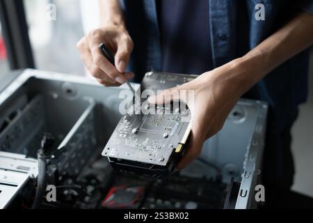IT-Ingenieur Installation Hardware Ausrüstung Entwicklung Facility Engineer Wartung Computer Motherboard elektronische Reparaturwerkstatt Technologiegeschäft. Stockfoto