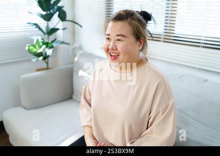 Körpervertrauen. Asiatische Frau übergewichtig plus Größe Frau selbstbewusstes Körper-positives Konzept. Stockfoto