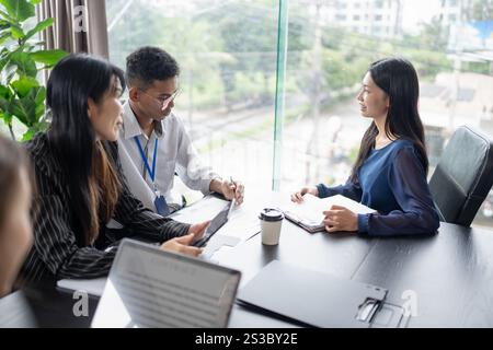 Prüfer liest einen Lebenslauf während des Vorstellungsgesprächs im Büro Business and Human Resources Concept Stockfoto