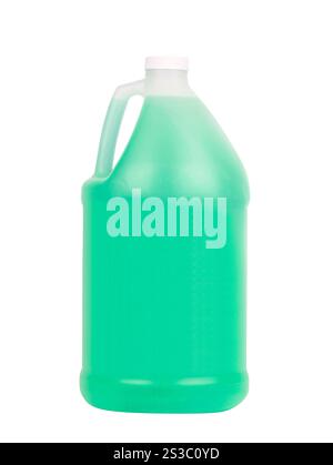 Grüne Kunststoffflasche für flüssiges Waschmittel isoliert auf weißem Hintergrund. Blaue Kunststoffflasche für flüssiges Waschmittel, isoliert auf weiß Stockfoto