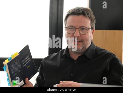 Düsseldorf, Deutschland. Januar 2025. Mario Ickert, Vorsitzender der „Kirche des fliegenden Spaghetti-Monsters“, nimmt an der Präsentation des von Kritikern des Kirchentages gegründeten Verbandes „40. Deutscher evangelischer Kirchentag Düsseldorf 2027“ Teil. Quelle: Roberto Pfeil/dpa/Alamy Live News Stockfoto