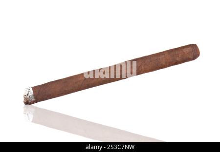 Rauchende havanna-Zigarre isoliert auf weißem Hintergrund. Rauchende havanna Zigarre isoliert Stockfoto