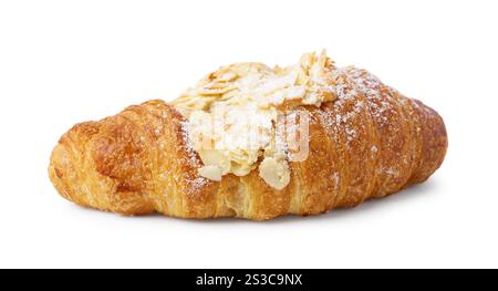 Köstliches frisches Croissant mit Mandelflocken isoliert auf weiß Stockfoto