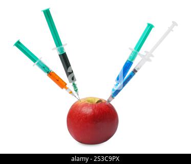 GVO-Konzept. Frischer Apfel und Spritzen isoliert auf weiß Stockfoto