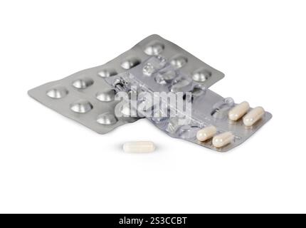 Weiße Pillen in Blisterpackung isoliert auf weiß Stockfoto