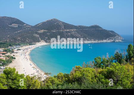 Blick aus der Vogelperspektive auf den wunderschönen Strand von Solanas mit blauem und türkisfarbenem Wasser Stockfoto