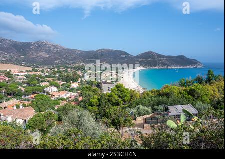 Aus der Vogelperspektive auf Solanas mit seinem wunderschönen Strand mit blauem und türkisfarbenem Wasser Stockfoto