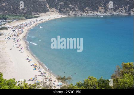 Blick aus der Vogelperspektive auf den wunderschönen Strand von Solanas mit blauem und türkisfarbenem Wasser Stockfoto