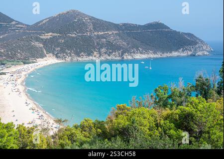 Blick aus der Vogelperspektive auf den wunderschönen Strand von Solanas mit blauem und türkisfarbenem Wasser Stockfoto