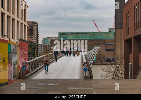 Schöne Aussicht auf die London Millennium Fußgängerbrücke, die an einem bewölkten Tag in London, England, zur Tate Modern Art Gallery führt. Stockfoto