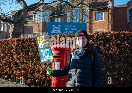 Cambridge, Großbritannien 09/01/2025 - Hills Road Sechste Form - Hills Road Teaching Staff Picket den Schuleingang in einer Woche von Maßnahmen der National Education Union wegen Lohnstreitigkeiten mit der Regierung. Quelle: Will Colebourne/Alamy Live News Stockfoto