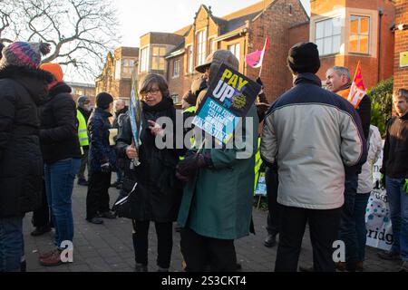 Cambridge, Großbritannien 09/01/2025 - Hills Road Sechste Form - Hills Road Teaching Staff Picket den Schuleingang in einer Woche von Maßnahmen der National Education Union wegen Lohnstreitigkeiten mit der Regierung. Quelle: Will Colebourne/Alamy Live News Stockfoto