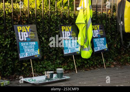 Cambridge, Großbritannien 09/01/2025 - Hills Road Sechste Form - Hills Road Teaching Staff Picket den Schuleingang in einer Woche von Maßnahmen der National Education Union wegen Lohnstreitigkeiten mit der Regierung. Quelle: Will Colebourne/Alamy Live News Stockfoto