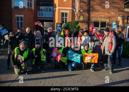 Cambridge, Großbritannien 09/01/2025 - Hills Road Sechste Form - Hills Road Teaching Staff Picket den Schuleingang in einer Woche von Maßnahmen der National Education Union wegen Lohnstreitigkeiten mit der Regierung. Quelle: Will Colebourne/Alamy Live News Stockfoto