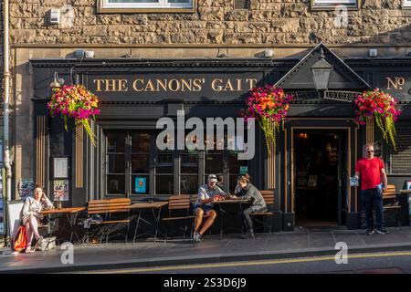 Edinburgh, Schottlands Kulturhauptstadt - The Canons' Gait berühmter Pub am Canongate Stockfoto