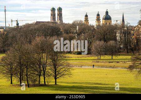 Sonniger Wintertag im Englischen Garten, München, Januar 2025 Deutschland, München, Januar 2025, Blick vom Monopteros auf die Münchner Stadt-Silhouette mit Frauenkirche und Theatinerkirche, Wintertag im Englischen Garten bei 8 Grad und Sonnenschein, Winterhimmel, Wintertag, Bayern, *** sonniger Wintertag im Englischen Garten, München, Januar 2025 Deutschland, München, Januar 2025, Blick von den Monopteros auf die Münchner Stadtsilhouette mit Frauenkirche und Theatinerkirche, Wintertag im Englischen Garten bei 8 Grad und Sonnenschein, Winterhimmel, Wintertag, Bayern, Stockfoto