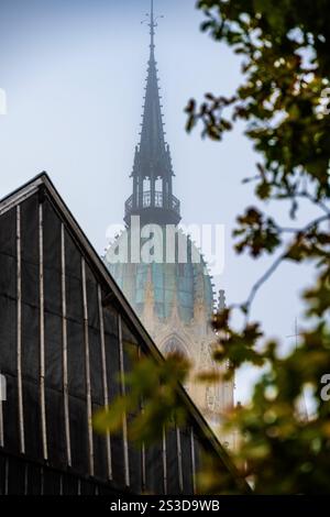Bayeux Cathedral Central Tower in Fog, Normandie, Frankreich Stockfoto