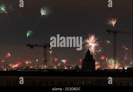 01.01.2025, Berlin, DE - Silvesterfeuerwerk ueber der Stadt. Aussen, Aussenaufnahme, Baukraene, Berlin, Boeller, Boellerverbot, Brauch, Brauchtum, deutsch, Deutschland, Europa, europaeisch, explodieren, Explosionen, Feinstaub, Feinstaubentwicklung, Fernblick, Ferne, Fernsehturm, Fest, Feuer, Feuerwerk, Feuerwerkskoerper, Gebaeude, Gesellschaft, Himmel, Horizont, Jahresanfang, Jahresbeginn, Jahresende, Jahreswechsel, Kraene, Laermbelaestigung, Leuchtraketen, Licht, Lichtspiel, Nacht, Nachtaufnahme, nachts, Neujahr, niemand, private Feuerwerke, Problem, Pyrotechnik, QF, Querformat, Raketen, Sil Stockfoto